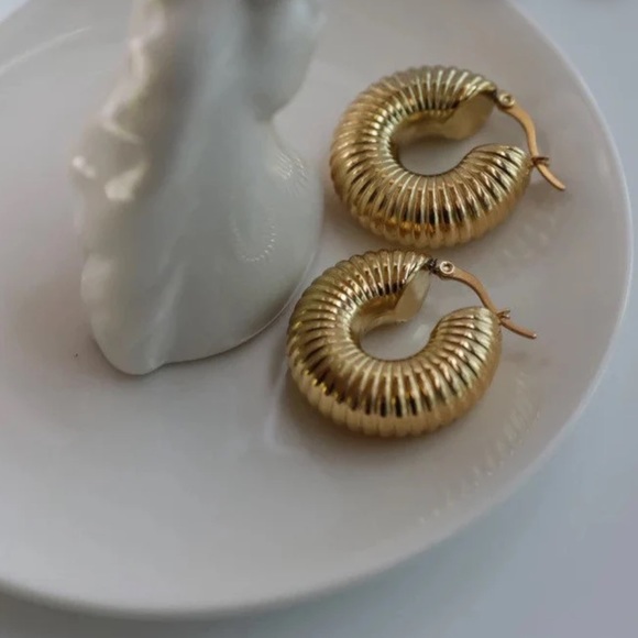 Gold plated ribbed earrings - Picture 3 of 4